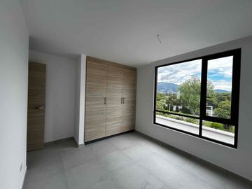 Casa por estrenar en Tumbaco-Frenre a la piscina, en conjunto moderno y seguro.