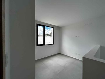 Casa por estrenar en Tumbaco-Frenre a la piscina, en conjunto moderno y seguro.