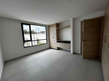 Casa por estrenar en Tumbaco-Frenre a la piscina, en conjunto moderno y seguro.