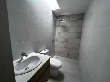 Casa por estrenar en Tumbaco-Frenre a la piscina, en conjunto moderno y seguro.
