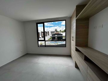 Casa por estrenar en Tumbaco-Frenre a la piscina, en conjunto moderno y seguro.