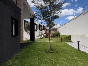 Casa por estrenar en Tumbaco-Frenre a la piscina, en conjunto moderno y seguro.