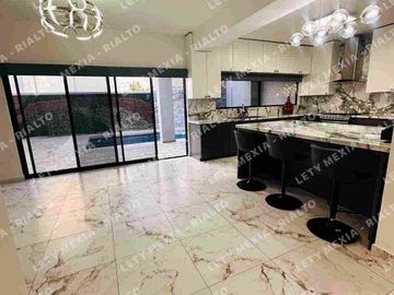 CASA EN VENTA EN COL. CENTENARIO. 4 recámaras. recámara en planta baja