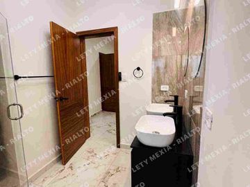 CASA EN VENTA EN COL. CENTENARIO. 4 recámaras. recámara en planta baja