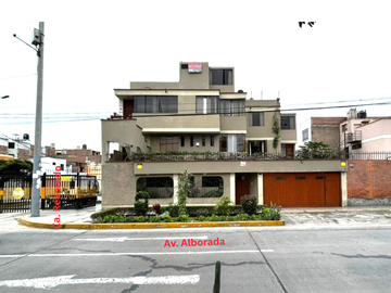 CASA CON 2 DEPARTAMENTOS - LIMA CERCADO