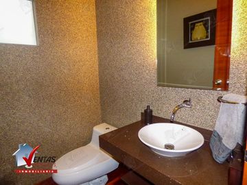 VENTA DE CASA CON PISCINA EN EL SOL DE LA MOLINA