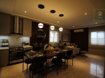 HOUSE FOR SALE IN PARAÑAQUE- SPACIOUS AND BRIGHT!