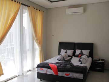 RUMAH MEWAH STRATEGIS DI BOULEVARD GREEN HILLS SLEMAN
