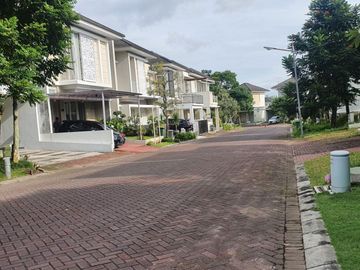 RUMAH MEWAH STRATEGIS DI BOULEVARD GREEN HILLS SLEMAN