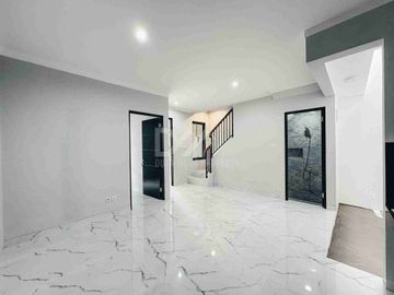 Rumah Dijual Cepat di Graha Raya Cantik Bangunan Baru dekat pintu toll