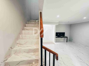 Rumah Dijual Cepat di Graha Raya Cantik Bangunan Baru dekat pintu toll