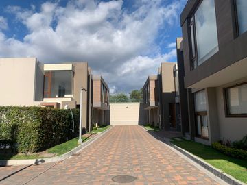 Venta casa en Cumbayá santa Ines