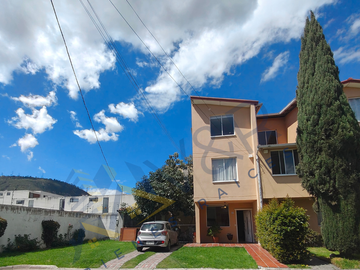 Moderna casa esquinera con patio en conjunto privado – Pomasqui
