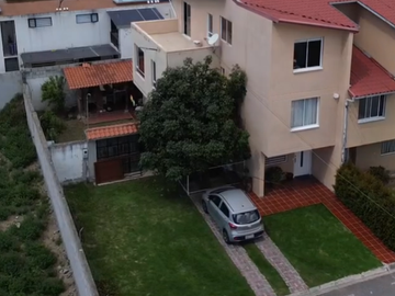 Moderna casa esquinera con patio en conjunto privado – Pomasqui
