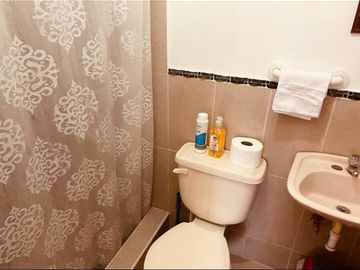 CASA EN VENTA DE UNA PLANTA CON 5 DORMITORIOS UBICADA EN BALLENITA