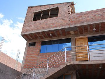 🔻 Av. Perú - Casa de 3 Pisos - Urb Santa Flora - 4 habitaciones. SALIDA A COATA. Todos los servicios
