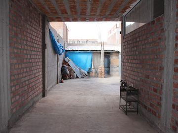 🔻 Av. Perú - Casa de 3 Pisos - Urb Santa Flora - 4 habitaciones. SALIDA A COATA. Todos los servicios