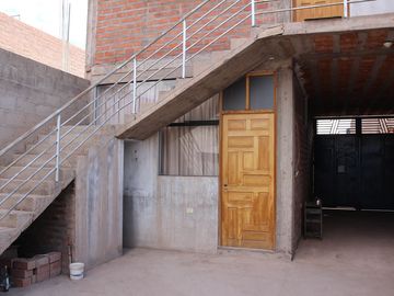 🔻 Av. Perú - Casa de 3 Pisos - Urb Santa Flora - 4 habitaciones. SALIDA A COATA. Todos los servicios