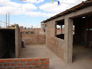 🔻 Av. Perú - Casa de 3 Pisos - Urb Santa Flora - 4 habitaciones. SALIDA A COATA. Todos los servicios