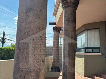 CASA COLONIAL EN ESQUINA CON SALON DE FIESTAS