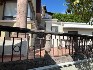 CASA COLONIAL EN ESQUINA CON SALON DE FIESTAS