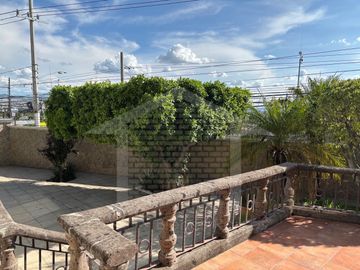 CASA COLONIAL EN ESQUINA CON SALON DE FIESTAS