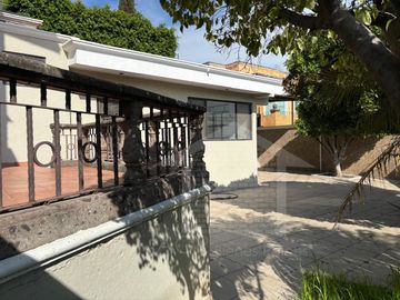 CASA COLONIAL EN ESQUINA CON SALON DE FIESTAS