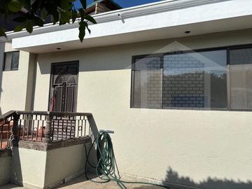 CASA COLONIAL EN ESQUINA CON SALON DE FIESTAS