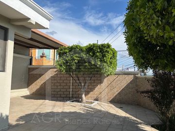 CASA COLONIAL EN ESQUINA CON SALON DE FIESTAS