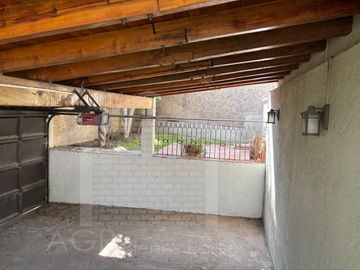 CASA COLONIAL EN ESQUINA CON SALON DE FIESTAS
