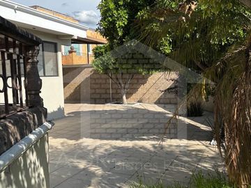 CASA COLONIAL EN ESQUINA CON SALON DE FIESTAS