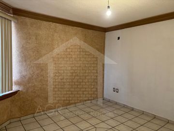 CASA COLONIAL EN ESQUINA CON SALON DE FIESTAS