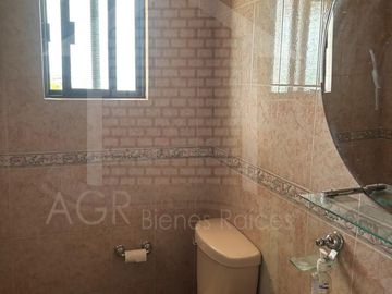 CASA COLONIAL EN ESQUINA CON SALON DE FIESTAS