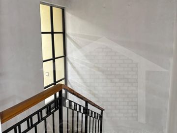 CASA COLONIAL EN ESQUINA CON SALON DE FIESTAS