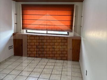 CASA COLONIAL EN ESQUINA CON SALON DE FIESTAS
