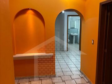 CASA COLONIAL EN ESQUINA CON SALON DE FIESTAS