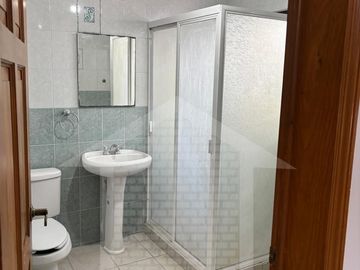 CASA COLONIAL EN ESQUINA CON SALON DE FIESTAS