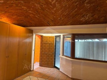 CASA COLONIAL EN ESQUINA CON SALON DE FIESTAS