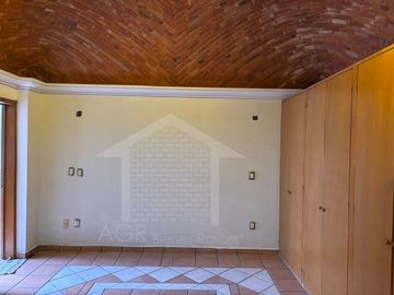 CASA COLONIAL EN ESQUINA CON SALON DE FIESTAS