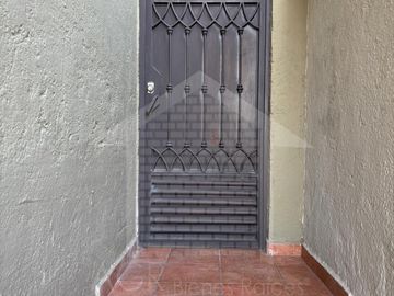CASA COLONIAL EN ESQUINA CON SALON DE FIESTAS