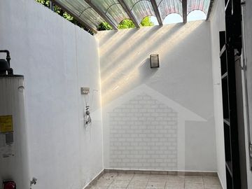 CASA COLONIAL EN ESQUINA CON SALON DE FIESTAS