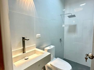 HERMOSA CASA EN VENTA CON PISCINA- URB.RESIDENCIAL ACACIAS DE MIRAFLORES