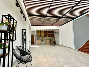 HERMOSA CASA EN VENTA CON PISCINA- URB.RESIDENCIAL ACACIAS DE MIRAFLORES