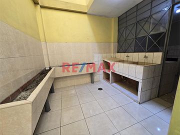 Se Vende Casa Con Local Comercial En Sjl