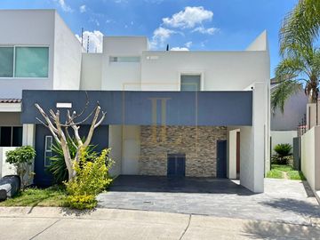 CASA EN VENTA A ESTRENAR REFORMA EN PUERTAS DEL TULE