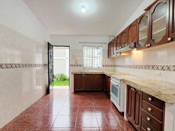 CASA 372 M2 TERRENO, 05 DORMITORIOS,JARDINES,CERCA SAN AGUSTIN,CORPAC SAN ISIDRO