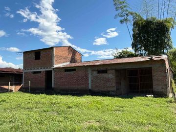 Se vende finca pequeña en plátano Armenia vía La Tebaida