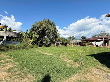 Se vende finca pequeña en plátano Armenia vía La Tebaida