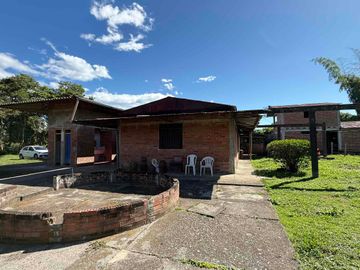 Se vende finca pequeña en plátano Armenia vía La Tebaida