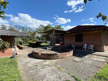 Se vende finca pequeña en plátano Armenia vía La Tebaida
